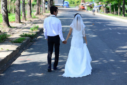 Cùng nhau đi hết quãng đường dài của hôn nhân đòi hỏi sự chân thành, vun đắp của cả hai vợ chồng - Ảnh: Quang Định