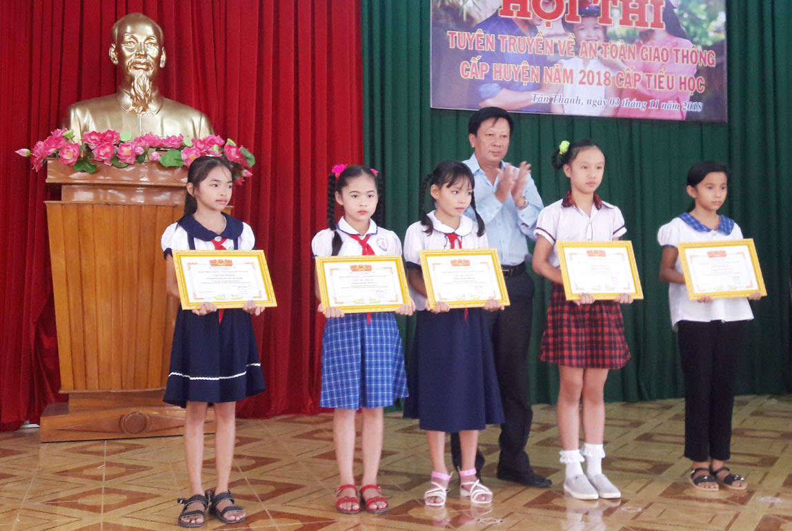 Ban Tổ chức trao giải cho các đội đoạt giải tại hội thi