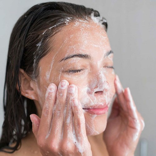 Lạm dụng sữa rửa mặt: Làm sạch da là một trong những bước chăm sóc rất quan trọng mà các bạn gái không thể bỏ qua. 