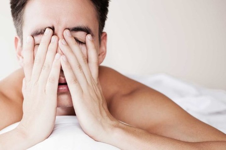 Ngủ không ngon giấc: Việc thiếu hụt serotonin cùng có thể dẫn đến mất ngủ hoặc khó để đi vào giấc ngủ gây mệt mỏi cho cơ thể.
