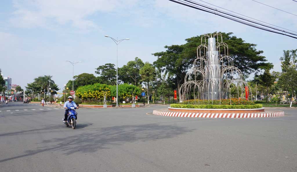 Các tuyến đường trên địa bàn phường 1, thị xã Kiến Tường ngày càng sạch đẹp, không còn tình trạng rác thải vương vãi, để rác không đúng nơi quy định