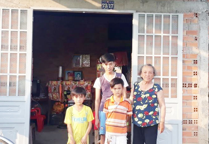 Bốn bà cháu Việt trước căn nhà tình thương do chính quyền tặng nhiều năm trước