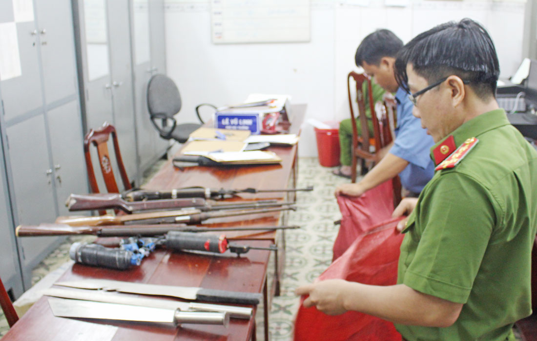 Phòng Cảnh sát quản lý hành chính về trật tự xã hội Công an tỉnh thu gom vũ khí, vật liệu nổ, công cụ hỗ trợ