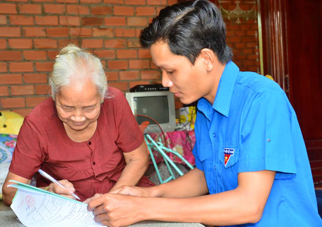 Đoàn viên, thanh niên Công ty Điện lực Long An hướng dẫn người dân một số quy định về điện