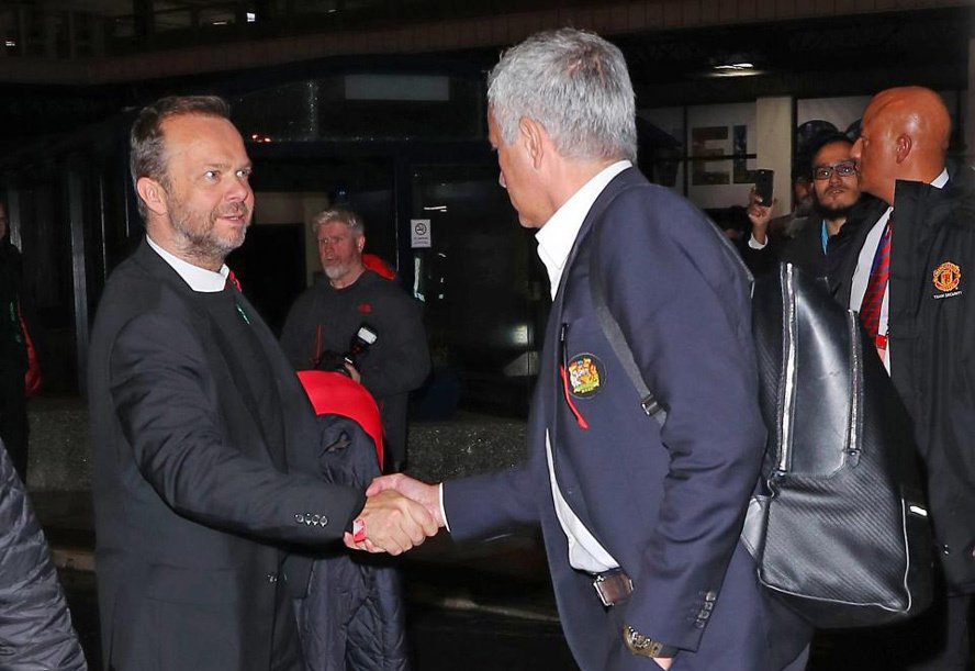 Ed Woodward bắt tay Mourinho sau trận thắng Juventus