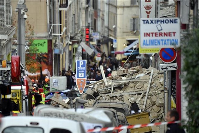 Nhân viên cứu hộ tìm kiếm nạn nhân trong vụ sập nhà ở Marseille ngày 5/11. (Ảnh: AFP/TTXVN)