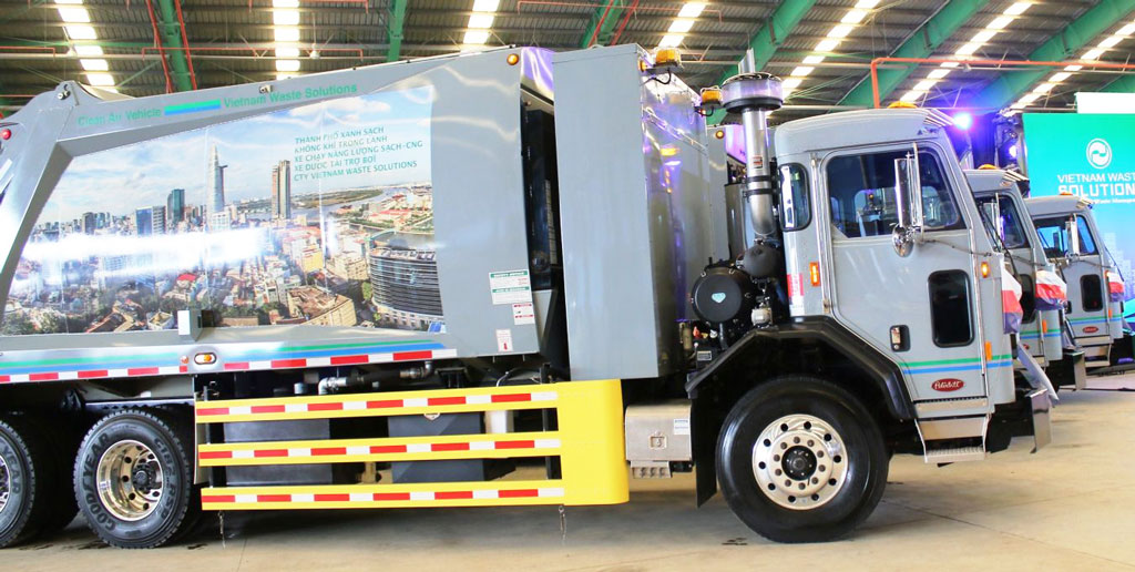 VWS gives HCMC, Long An, Kien Giang US technology waste collection trucks