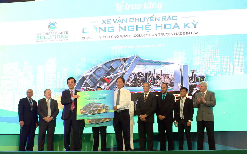 VWS gives HCMC, Long An, Kien Giang US technology waste collection trucks