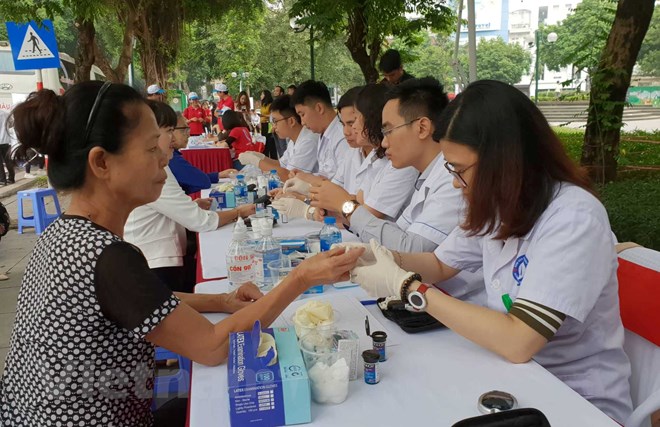 Người dân xét nghiệm máu tại Ngày hội vì cộng đồng – gia đình cùng hành động sớm phòng, chống bệnh Đái tháo đường. (Ảnh: PV/Vietnam+)