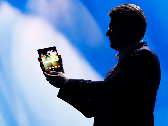 Nguyên mẫu điện thoại màn hình gập của Samsung được giới thiệu hôm 8/11. (Nguồn: The IET)