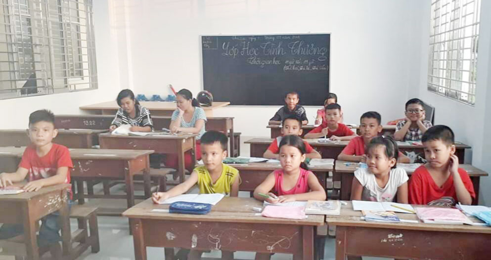 Lớp học tình thương do cô Phạm Thị Liêm phụ trách được chia thành 3 khối lớp