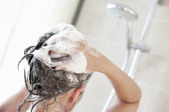 Gội đầu hàng ngày giúp da đầu sạch thoáng hơn. Ảnh minh họa: Internet