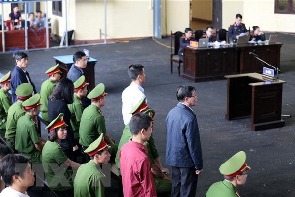 Các bị cáo nghe đại diện Viện Kiểm sát nhân dân tỉnh Phú Thọ đọc quyết định truy tố các bị can. (Ảnh: Trung Kiên/TTXVN)