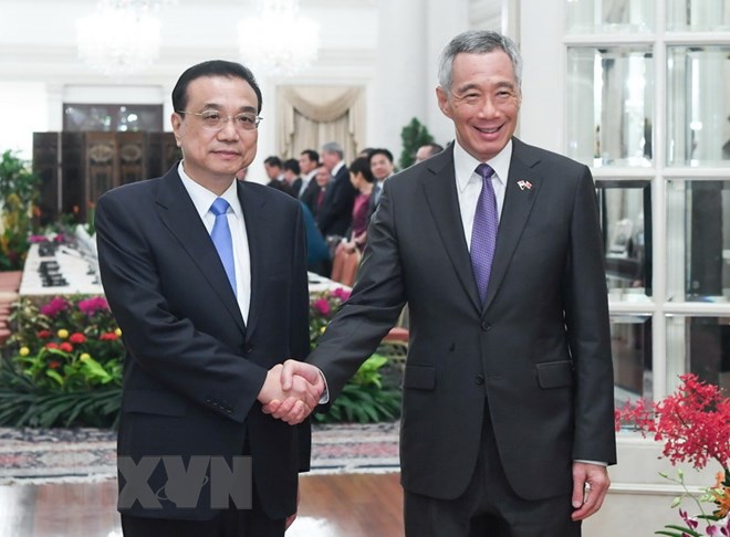 Thủ tướng Singapore Lý Hiển Long (phải) trong cuộc gặp Thủ tướng Trung Quốc Lý Khắc Cường đang có chuyến thăm chính thức Singapore, ngày 12/11/2018. (Ảnh: THX/TTXVN)