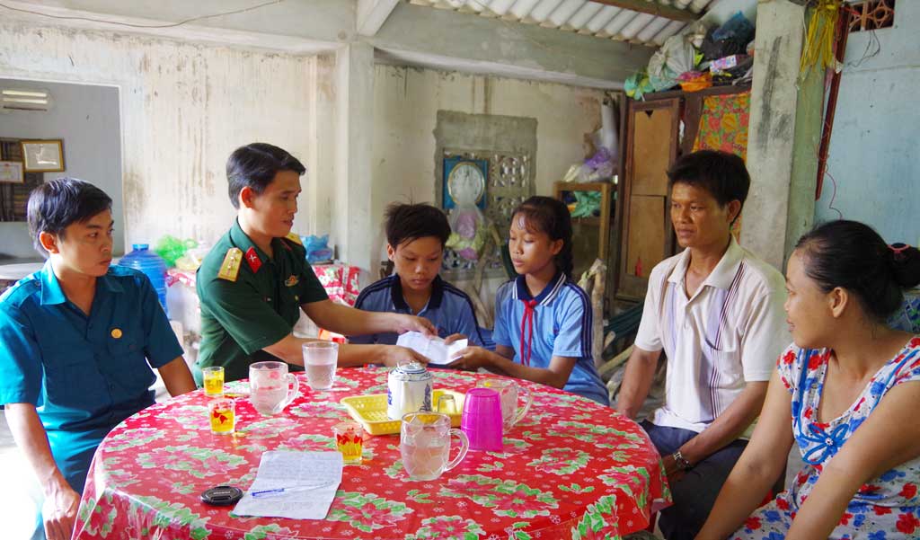 Đại diện đoàn Thanh niên của Ban Chỉ huy Quân sự huyện Thủ Thừa đến thăm, tặng quà em Nguyễn Tấn An và Nguyễn Thị Thùy Trang