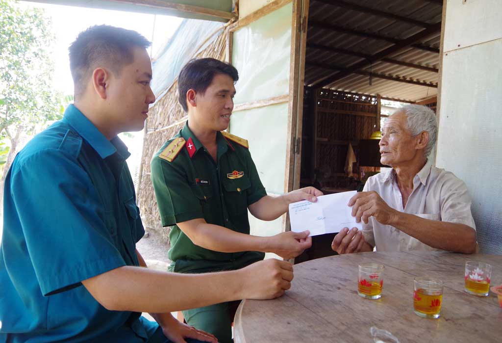 Cán bộ, chiến sĩ Ban Chỉ huy Quân sự huyện thường xuyên đến thăm và động viên ông Trương Văn Túc