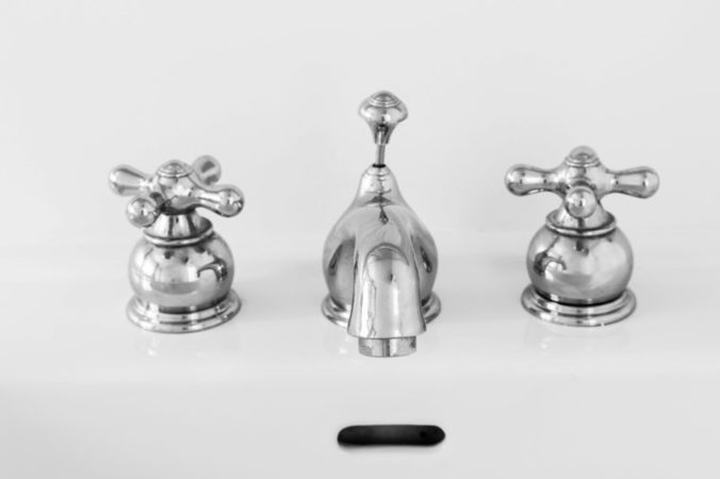 Tay cầm của vòi nước: 39% chúng ta sẽ hắt hơi sau khi rửa tay bằng nước lạnh, do vậy vi khuẩn có thể lưu lại trên bề mặt của khóa vòi nước lên đến 24 giờ.