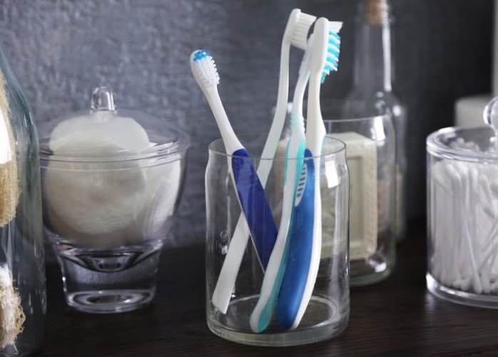 Bàn chải đánh răng: Chúng ta thường có thói quen để bàn chải đánh răng gần nhau, khi bạn bị cúm vi khuẩn từ bàn chải của bạn có thể lây lan sang bàn trải của người khác, khiến họ nhiễm bệnh.