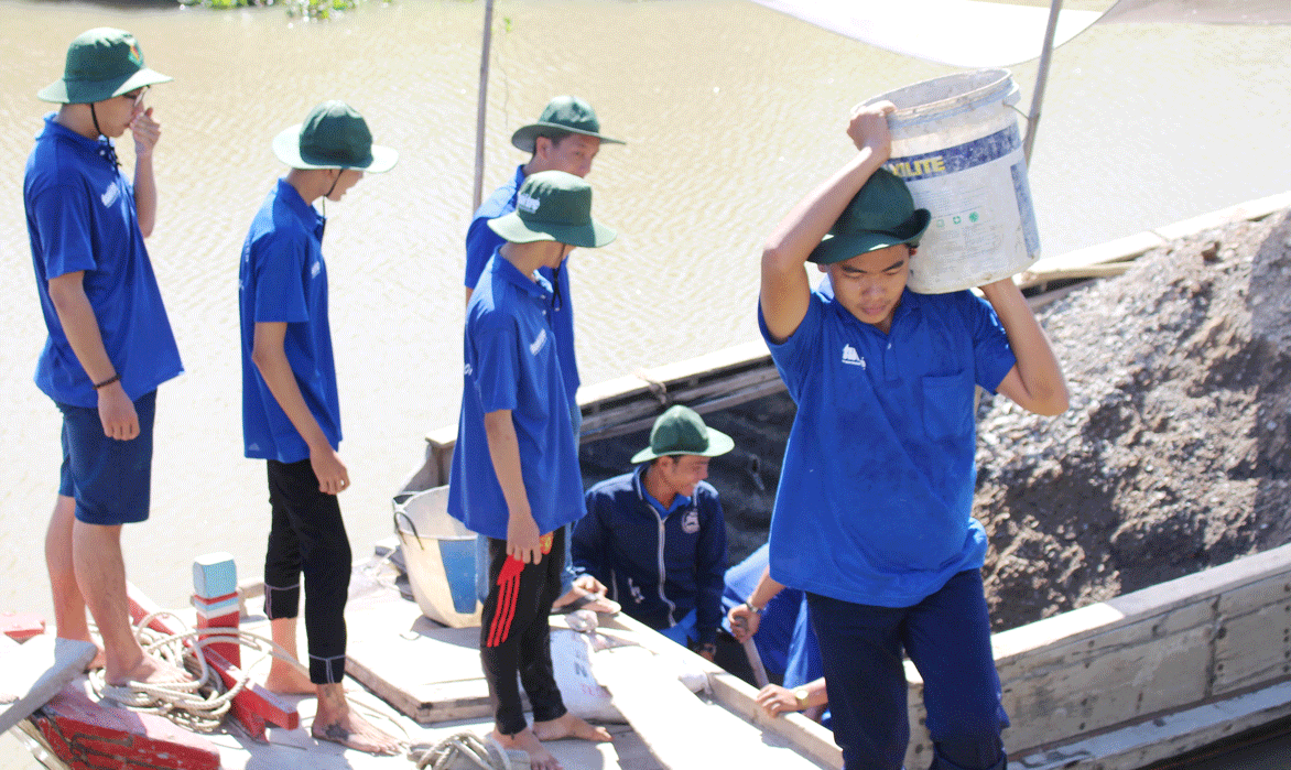 Sinh viên Trường Cao đẳng Sư phạm Long An tham gia Chiến dịch Thanh niên tình nguyện hè năm 2018 tại xã Tân Thành, huyện Mộc Hóa