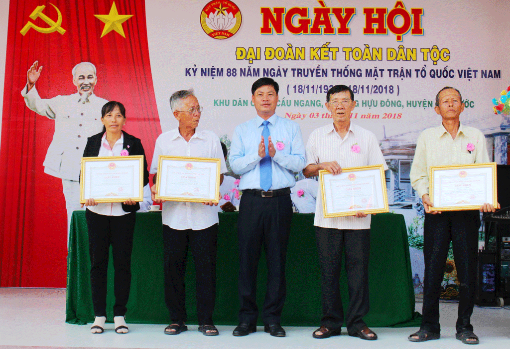 Chủ tịch UBND huyện Cần Đước - Huỳnh Văn Quang Hùng tặng giấy khen cho các cá nhân tiêu biểu tại Ngày hội Đại đoàn kết toàn dân tộc