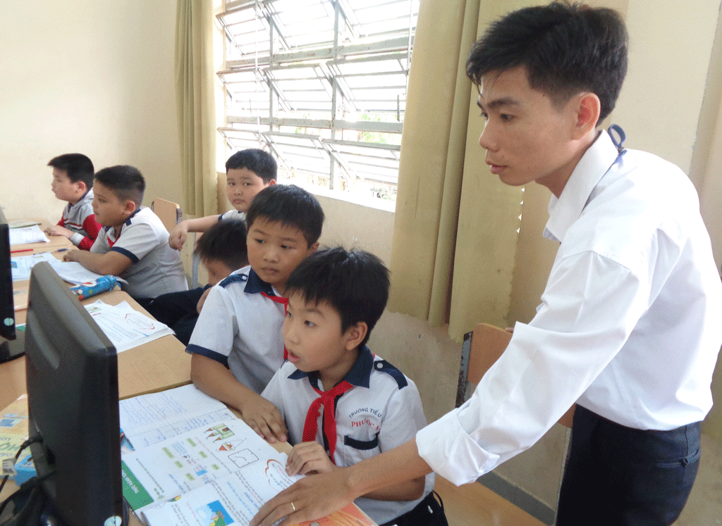 Thầy Nguyễn Minh Đức hướng dẫn học sinh thực hành trên máy tính