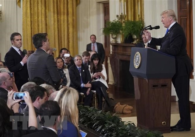 Phóng viên Jim Acosta (thứ 2, trái, đứng) tại một cuộc họp báo do Tổng thống Mỹ Donald Trump chủ trì ở Washington, DC., ngày 7/11. (Nguồn: AFP/TTXVN)