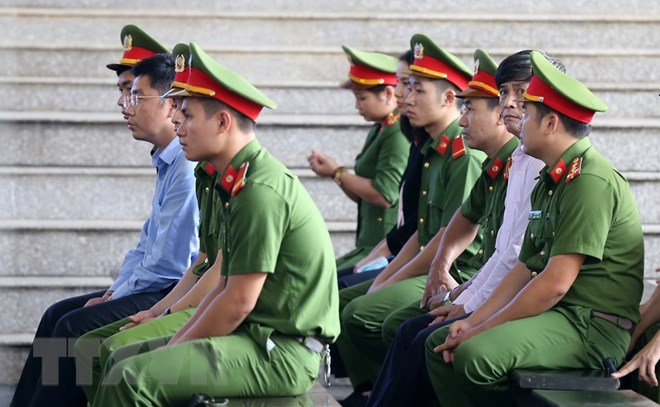 Bị cáo Nguyễn Văn Dương và Nguyễn Thanh Hóa nghe bị cáo Phan Sào Nam trả lời trước tòa. (Ảnh: Trung Kiên/TTXVN)