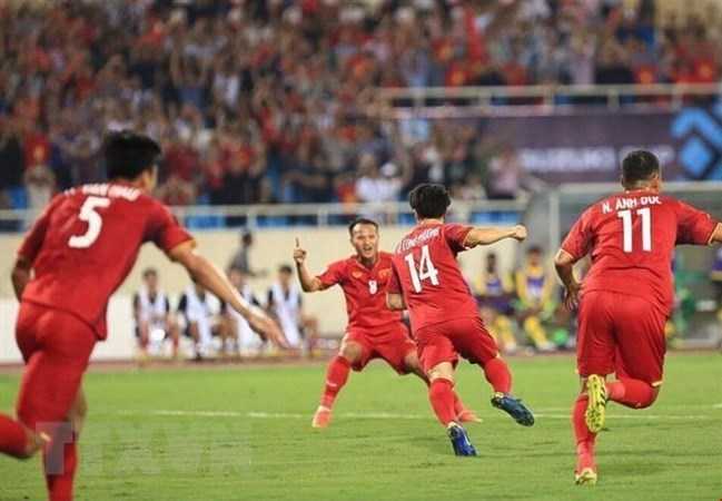 AFF Suzuki Cup 2018: Mưa cực lớn, tuyển Việt Nam phải lùi giờ tập