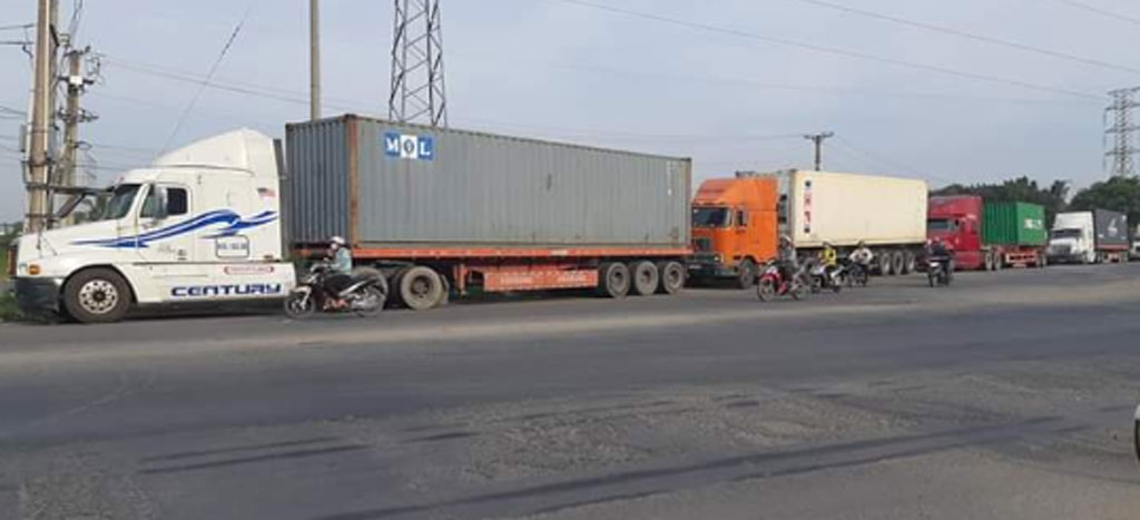 Xe container đậu tràn lan tại vòng xoay phường 4