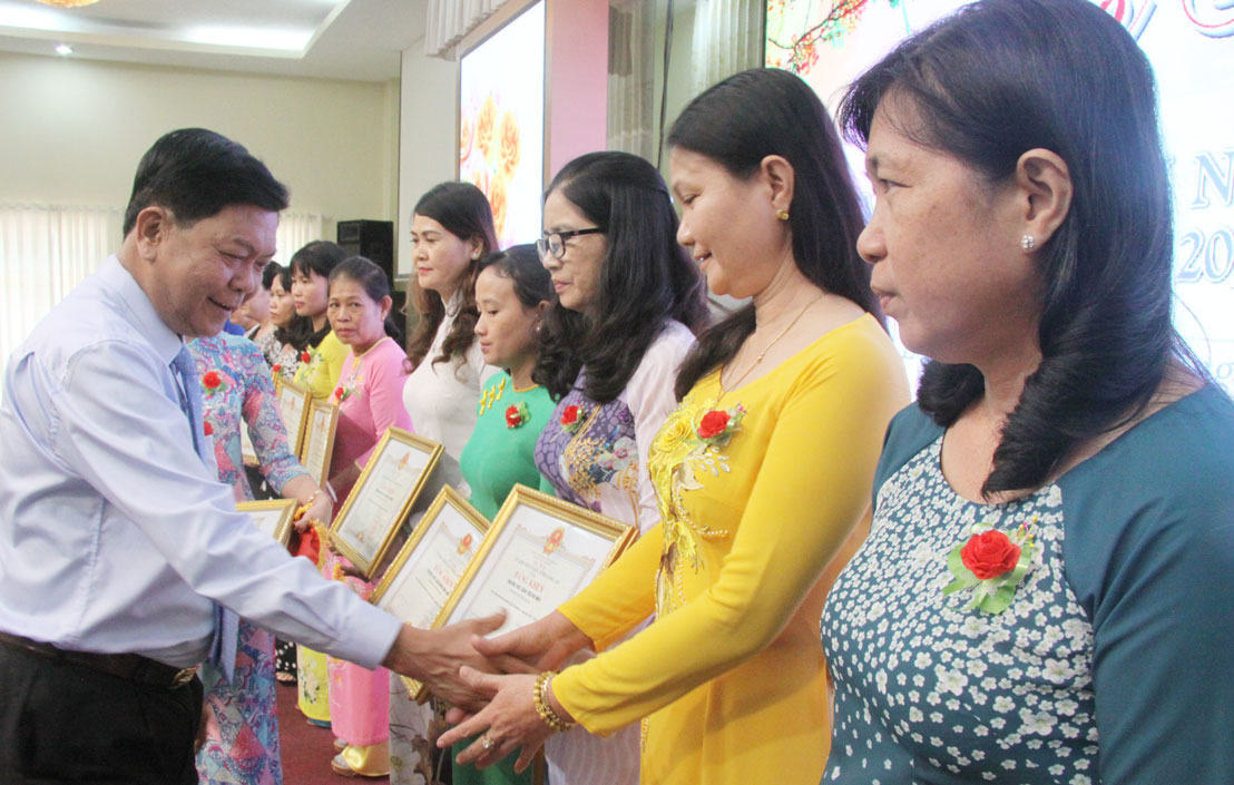 Phó Bí thư Tỉnh ủy - Chủ tịch UBND tỉnh - Trần Văn Cần tặng Bằng khen cho các tập thể có thành tích xuất sắc hoàn thành nhiệm vụ năm học 2017-2018