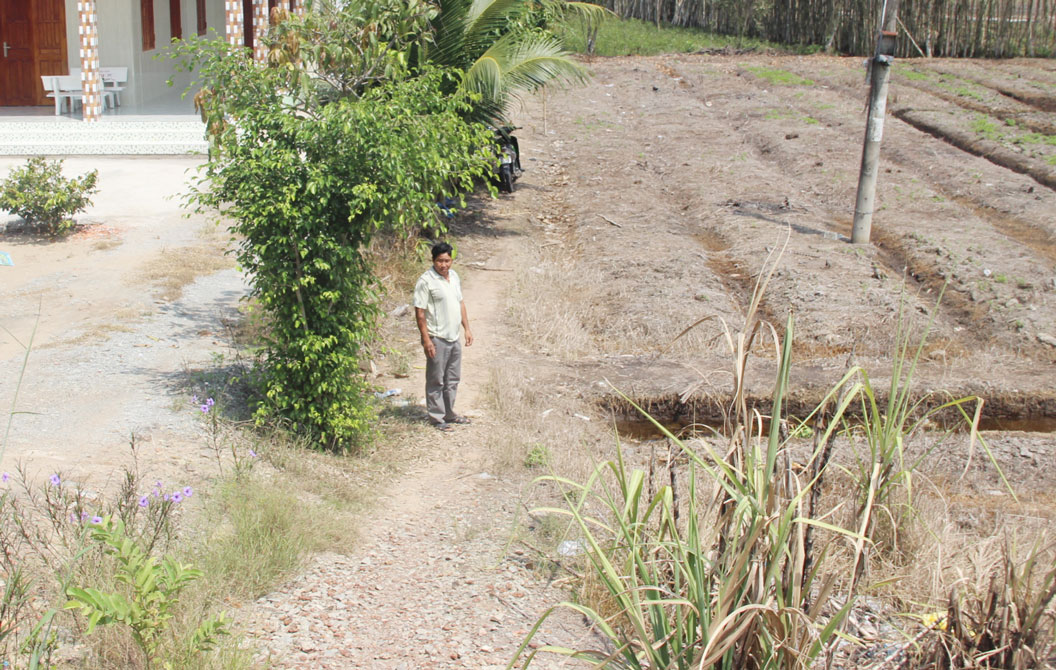 Hộ gia đình ông Nguyễn Văn Gần phải đi theo dọc phần bờ ranh ruộng chiều dài 200m, rộng 0,5m, rất khó khăn