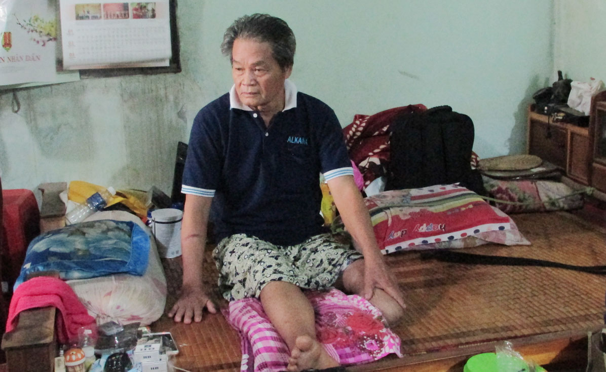 Giờ đây mọi sinh hoạt của hai vợ chồng ông Võ Văn Chờ chỉ còn biết trông cậy vào mấy đứa con và bạn bè, hàng xóm