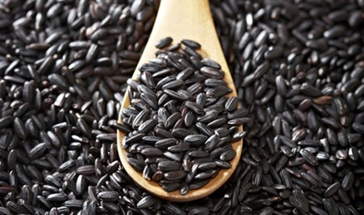 Nếp cẩm còn được gọi là “bổ huyết mễ”, là một loại gạo có thành phần dinh dưỡng rất cao. So với các loại gạo khác, nếp cẩm có hàm lượng protein cao hơn 6,8% và chất béo cao hơn 20%