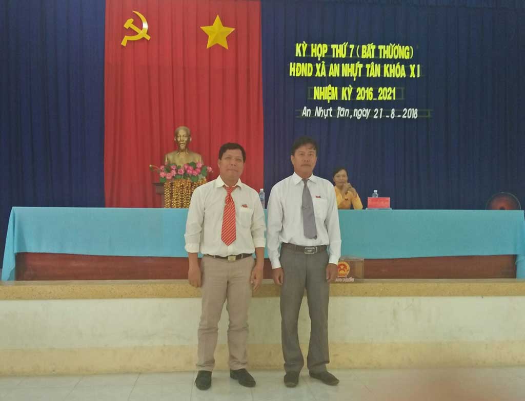 Bí thư Đảng ủy xã An Nhựt Tân đồng thời là Chủ tịch UBND xã - Nguyễn Ngọc Thanh Phương (phải) (Bầu tại kỳ họp thứ 7 (bất thường) HĐND xã)