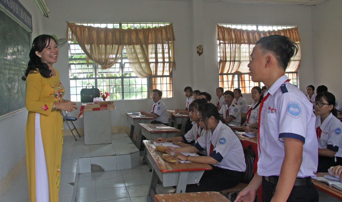 Những người “đưa đò” tận tụy - Bài 3: Dạy học bằng cả cái tâm người thầy Cô Nguyễn Thị Kim Nương luôn gần gũi và quan tâm học sinh