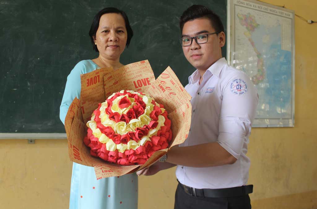 Ngày Nhà giáo Việt Nam là dịp để các em tặng những bó hoa tươi thắm đến các thầy, cô giáo