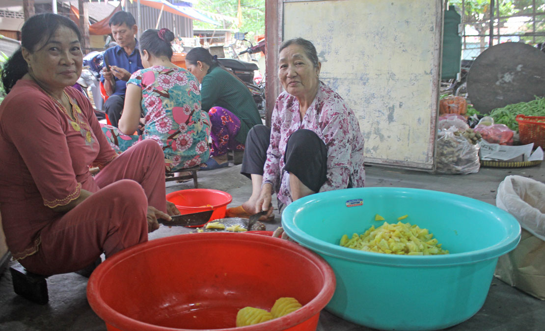 Rất đông người dân tự nguyện đến phục vụ tạo nên sự thành công cho lễ hội