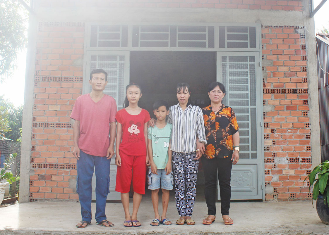 Chị Võ Thị Ngọc Mai (thứ 2, phải qua) bên căn nhà mới xây