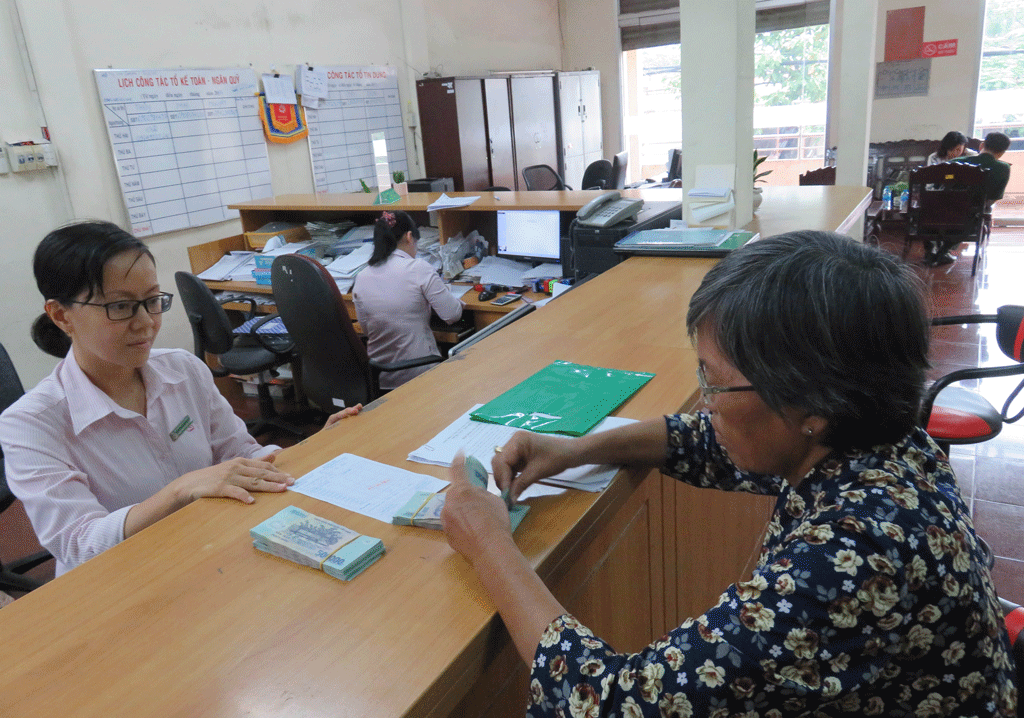 Bà Phạm Thị Thật được giải ngân tại Phòng Giao dịch Ngân hàng Chính sách Xã hội huyện Bến Lức