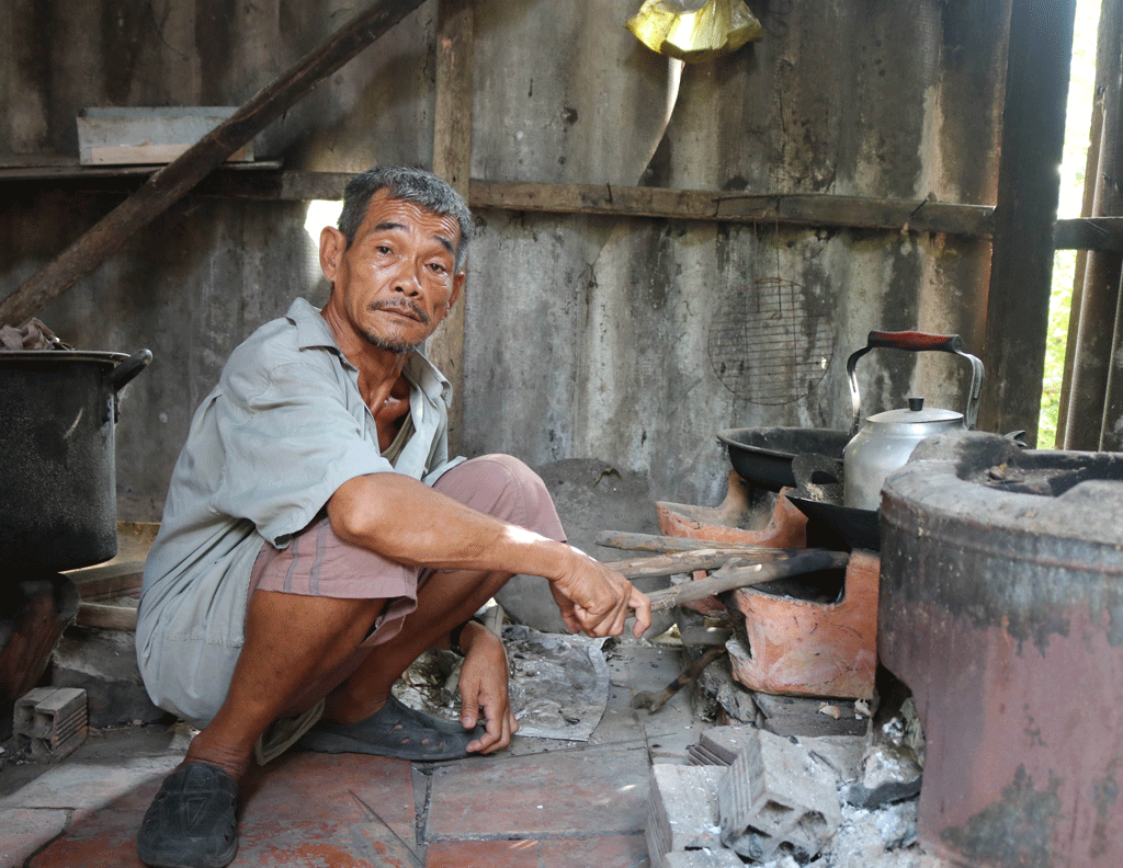 Không chùn bước trước khó khăn Dù chịu cảnh “gà trống nuôi con” nhưng ông Lê Văn Luông cố gắng dồn hết sức lực để nuôi dạy con