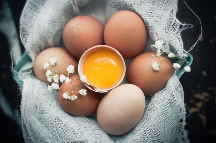 Dùng cả lòng đỏ và lòng trắng. Lòng trắng trứng giúp se khít lỗ chân lông, còn lòng đỏ trứng gà lại có tác dụng giữ ẩm cho da.