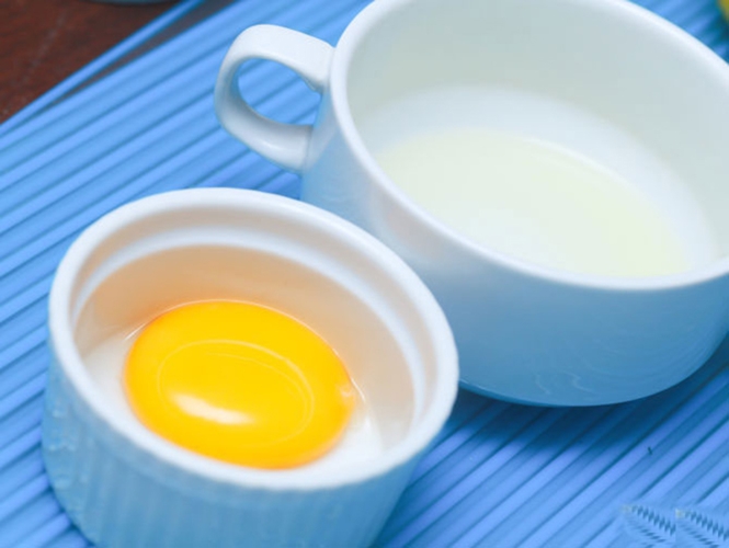 Trứng gà và sữa tươi. Đánh tan 1 quả trứng gà với 1 lượng sữa tươi không đường vừa đủ