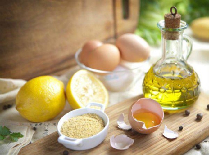 Lòng trắng trứng, dầu oliu. Dùng lòng trắng trứng gà kết hợp với dầu oliu giúp làn da thêm mịn màng