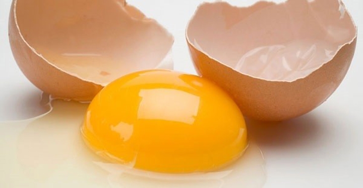 Mặt nạ lòng trắng trứng. Tách riêng lòng trắng trứng, đánh đều rồi dùng tăm bông hoặc bông tẩy trang bôi lên mặt