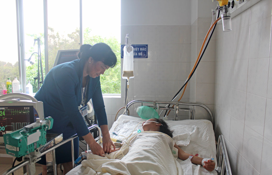 Bà Huỳnh Thị Hồng thăm hỏi bệnh nhân Quế Anh