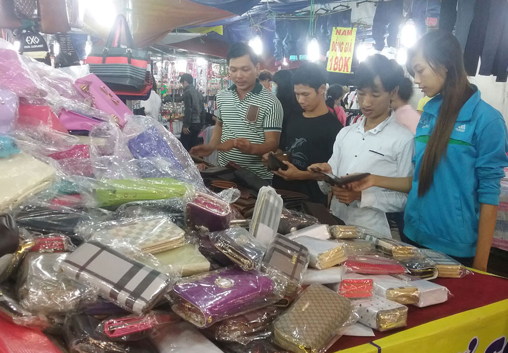 Nhịp sống ở chợ đêm Tân An Các bạn trẻ mua sắm ở chợ đêm Tân An