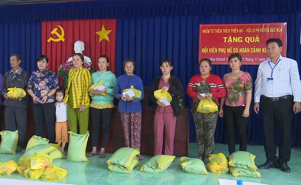 Phụ nữ học tập và làm theo gương Bác