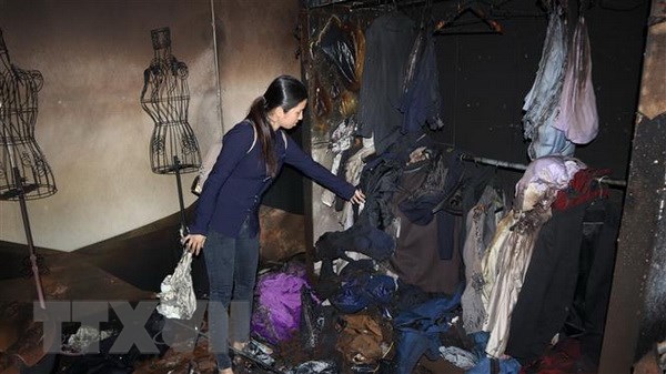 Nhiều đồ đạc của các hộ dân bị thiêu rụi sau đám cháy. (Ảnh: Đậu Tất Thành/TTXVN)