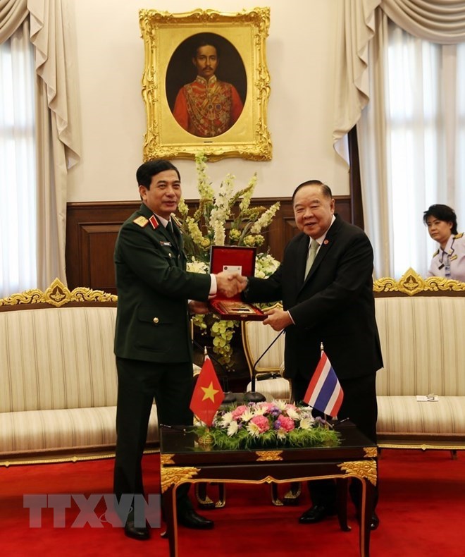 Thượng tướng Phan Văn Giang chào xã giao Đại tướng Prawit Wongsuvon, Phó Thủ tướng Chính phủ, Bộ trưởng Quốc phòng Vương quốc Thái Lan. (Ảnh: Sơn Nam/TTXVN)