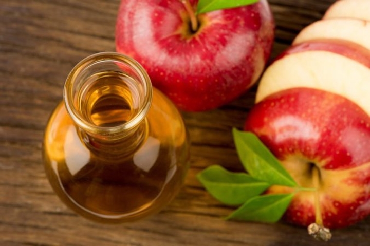 Dấm táo: Dấm táo có thể giúp phục hồi độ pH của da giúp giảm mụn, ngăn ngừa không cho lỗ chân lông bị tắc và giữ ẩm cho da.